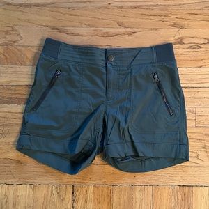 Athleta Trekkie Shortie 4” Green Cargo Shorts